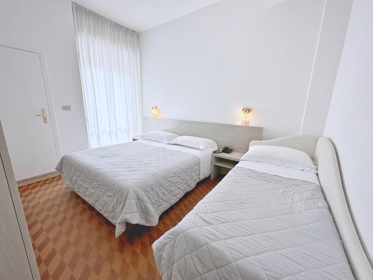 Aura Living Hotel Rimini Exterior photo